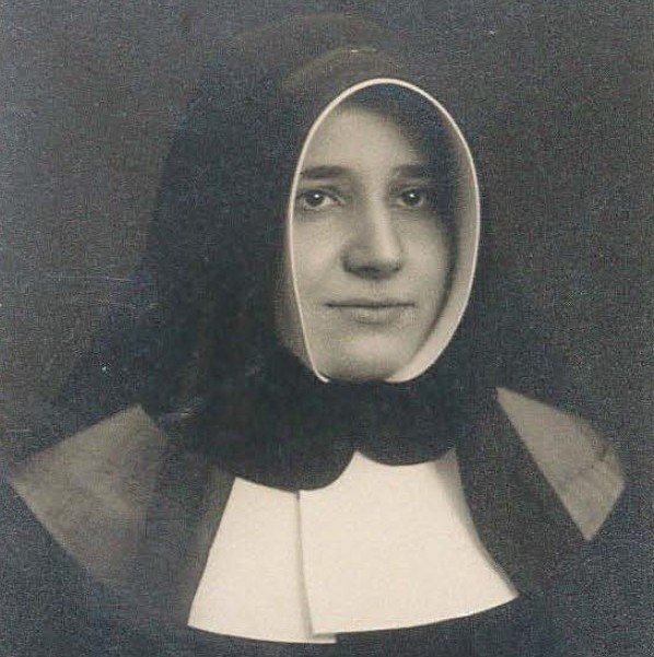 Fotografía de la Ficha de identidad escolar de Carmen Rius