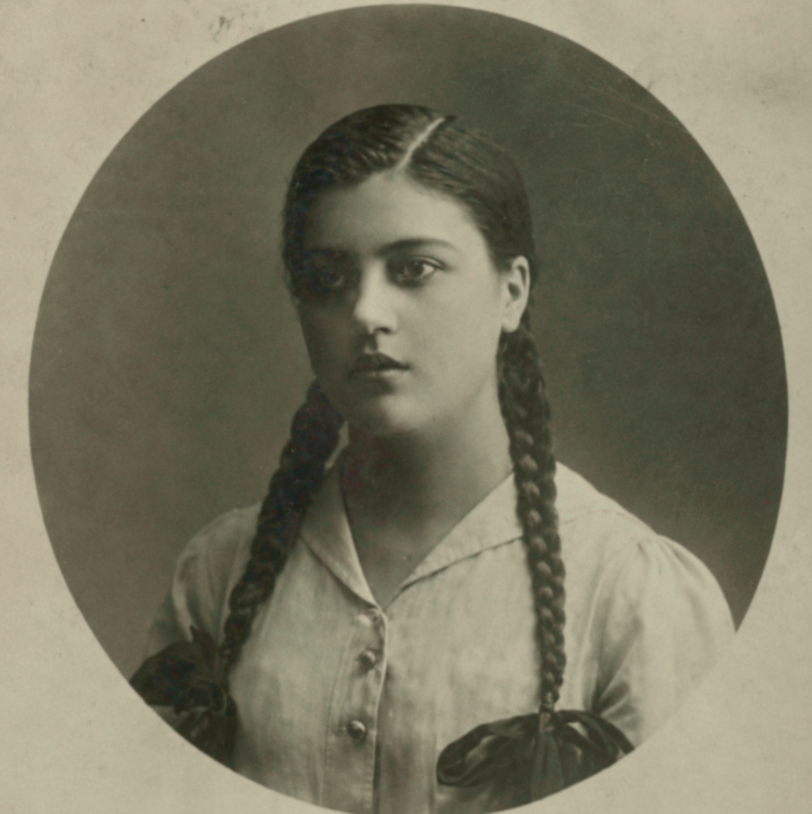 Fotografía de la Ficha de identidad escolar de María Moliner